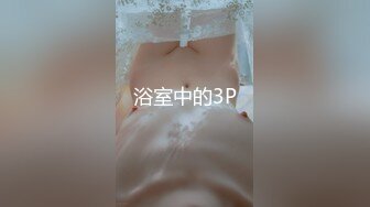 颜值不错的风骚女模特，大辫子漏出骚奶子诱惑狼友跟两位大哥激情3P，让小哥吃奶玩逼轮流爆草抽插，浪叫呻吟