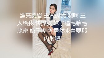 动漫展偷拍美女裙底风光国风 lo美女半透蕾丝内两边蝴蝶结可爱又性感草莓吊带裙竟然配半透明丁字裤正面看到黑毛