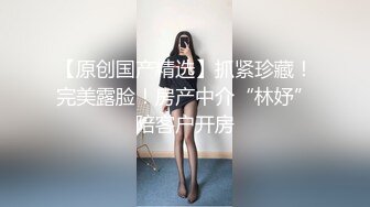 大鸡巴烟鬼哥双飞两个极品少妇，全程露脸情趣黑丝诱惑，一起口交大鸡巴玩弄骚逼菊花，各种体位轮草爆菊花续