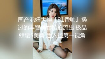 漂亮少妇主动撅着大屁屁 让黑爹的大巧克力棒棒性宠 被不停拍打着屁股无套输出 让黑爹的龟头感受摩擦的力度