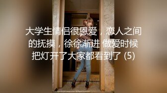 拯救逼逼，看这娘们玩太狠逼里塞苹果出不来了，勺子叉子加筷子，连挑带插搞出苹果又用大粗藕抽逼爆菊花刺激