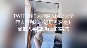   头套哥跟好兄弟4P两个年轻颜值小妹，全程露脸交大鸡巴情趣丝袜装，轮草抽插互动狼友