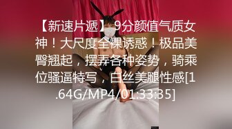 政府上班的眼镜妹女友，中午下班回来坐在大厅深喉口爆，直接把精子吞了