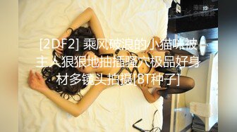 22歲騷女友故意跑到公廁，視訊玩跳蛋給男友看，突然被隔壁的聲音嚇一跳！