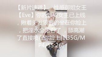 极品CP✅魔手》疯狂大胆坑神躲进商场女_厕独占一个坑位隔板缝中偸_拍各种B形妹子方便▲极限特写镜头快要碰到B了 (7)