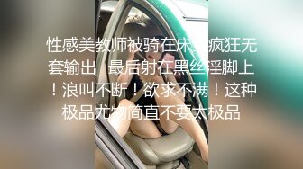 绿帽男回到家，发现自己的44岁熟女老婆和情人在家偷情操逼，太刺激了