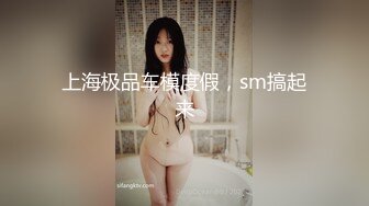 颜值轻熟女网红脸美少妇，侧面露出一线粉鲍不停的揉搓阴蒂刺激淫水很多