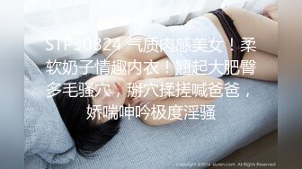 潜入网吧女厕偷拍附近的美女大学生，没想到鲍鱼那么黑