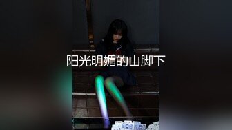 阳光明媚的山脚下