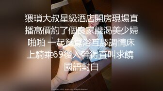 让女友挑战比鸡巴还大的大黄瓜，陶醉的眼神，太舒服了吧！