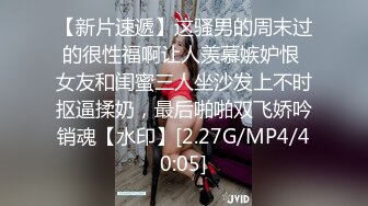 商场女厕偷窥极品黑丝美女的小黑鲍鱼??还在里面把黑丝脱了