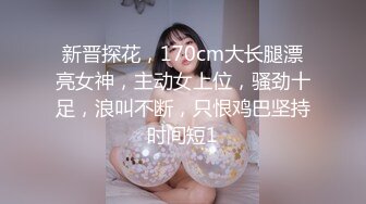 逼毛刮得很干净的淫骚少妇勾引光头佬在摩托车上啪啪搞完还未满足用香蕉插插