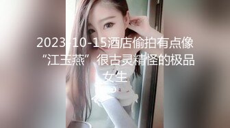  短发人妻母狗少妇，束缚着骚奶子让大哥后入草屁股，自己舔着假鸡巴呻吟诱惑狼友