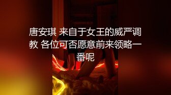 00后小美女就是娇嫩可人，穿着宽大T恤坐在腿上