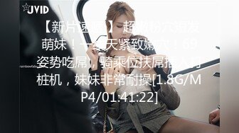  新人眼镜小哥操小女友！学生制服套装，开档黑丝水好多，插进去多是白浆，骑乘深插低低呻吟