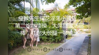   东北网红女神极品肥臀，胸有有点小激情啪啪，骑在身上磨蹭脱掉内裤，主动套弄抽插美臀