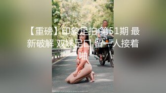  白毛女友穿白丝，爱在镜头前比耶