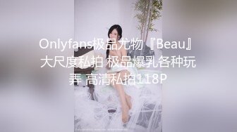 冒死爬墙偷拍 水上乐园刚出来换衣服的小美女