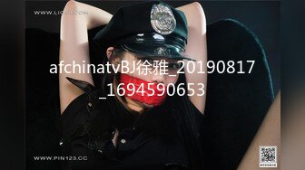  苗条贫乳小姐姐被眼镜男各种操，骑乘抽插后入撞击，边后入边给旁边小哥打飞机