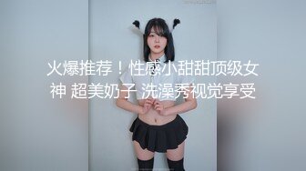 外表文静甜美少女！极品粉穴没怎么开发过！撩起裙子看美臀，表情淫骚想被操，掰开超粉嫩穴