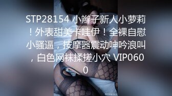 窗户缝偷窥对面楼的美女洗澡刮毛