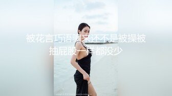 花臂纹身娇小美女撩下衣服就要吸奶子跪着深喉舔屌