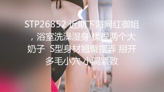 【新片速遞】 白衣修身性感美女坐在沙发上，前凸后翘硕大乳房，这肉体一看就受不了，搂住抠逼吸奶，圆润美臀抽送顶射【水印】[1.68G/MP4/46:55]