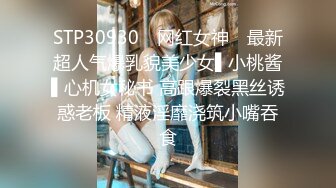 三男两女居家乱交Party,俩小母狗翘着蜜桃臀等待大J8的进入,场面疯狂,呻吟声不断