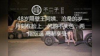 颜值不错的风骚女模特，大辫子漏出骚奶子诱惑狼友跟两位大哥激情3P，让小哥吃奶玩逼轮流爆草抽插，浪叫呻吟