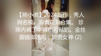  色魔摄影师诱惑极品身材的美女模特拨开粉嫩的鲍鱼