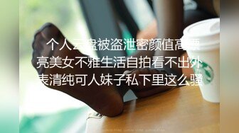   漂亮少妇偷情正爽时老公来电话 一脸风骚享受的表情