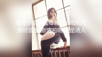 俩壮男征服爷们公狗,肌肉男发起骚来连女人都自愧不如,双龙内射肌肉逼,用手扣出精液舔食