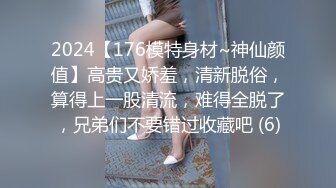 奶茶店女厕排扣裙红趾甲可人小妹,鲜美的无毛蜜桃穴真想下手摸摸[