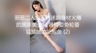 风衣牛仔裤美少妇