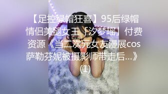   小心别让她咬你 她高潮了喜欢咬东西 拿毛巾来 哦呦 吓得男子赶紧把鸡鸡抽回来 小祖宗可不能没有啊