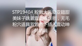 抄底公交站牌前讓人忍不住想後入的極品翹臀騷女