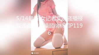 白牛仔裙美女内裤勒进屁股里