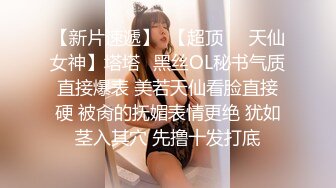 同学来家里跟我睡玩拉拉小游戏，亲着小嘴很软很甜，她舔的奶头好痒，跟狼友互动撩骚，双指抠进了骚逼好刺激