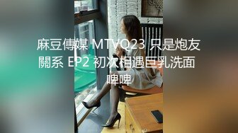 公园女厕偷拍穿着旗袍的美少妇