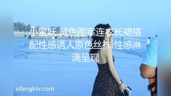 【双胞胎姐妹花浴室诱惑】长相清纯带着眼镜，浴室脱光光湿身诱惑，贫乳小奶子，翘起美臀拍打，坐马桶上掰穴特写