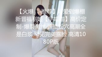   甜美耐操嫩妹妹！两男一女！摄影小哥旁边观众！抓着双腿猛怼嫩穴，不尽兴到浴缸里操