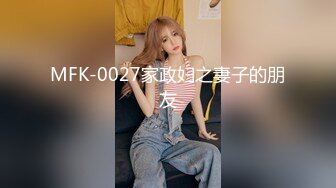 跟随偷窥跟男友坐地铁的眼镜美女 想到这么清纯的妹子 出门居然不穿内内 旁边大哥有没有闻到骚味