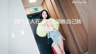 最新多位美女少妇极端贴B盗摄，B眼和BB离你只有一厘米 (2)