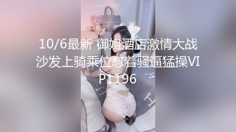   气质风骚颜值又高的轻熟女跟小哥激情啪啪，让小哥一边舔逼一边草穴