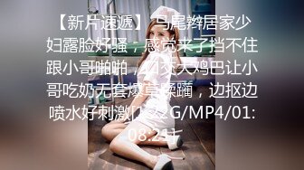 户外少妇勾引路人：怕什么呀帅哥，有人更刺激，他们看到了邀请一起来操我，哦哦受不了啦，来干我，快点啊，操到尿尿！