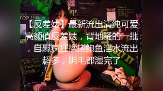 商城拍美女尿尿，突然进来个老太婆服务员