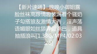  野战 看到楼道没人直接脱了裤子吃鸡后入啪啪 内射一骚逼 有点紧张射的快了些 担心别人看到