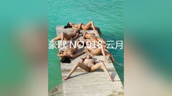 【新片速遞】 ❤️❤36D极品美乳小骚货，一对豪乳又大又白，粉色吊带网袜，粗大假屌插穴，搞的骚穴湿哒哒