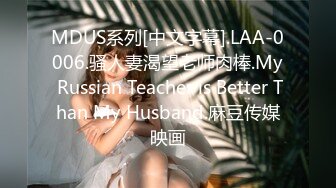 新来的美女大学生镜头前发骚让狼友调教，全程露脸听狼友指挥，性感无毛逼揉奶自慰道具抽插，舔弄自己的淫水