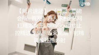 私房46RMB热作品，和D奶闺蜜一起洗澡，女主坐在浴缸里面，闺蜜坐在浴缸外面洗淋浴